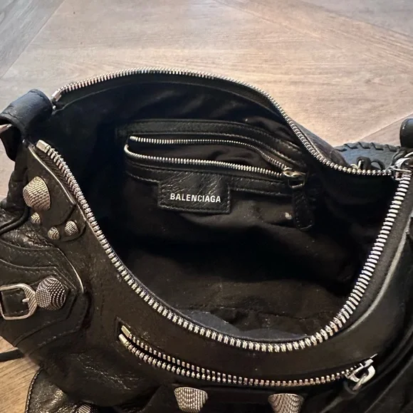 Balenciaga Le Cagole Shoulder Bag with Textured Finish - Picture 11 of 12